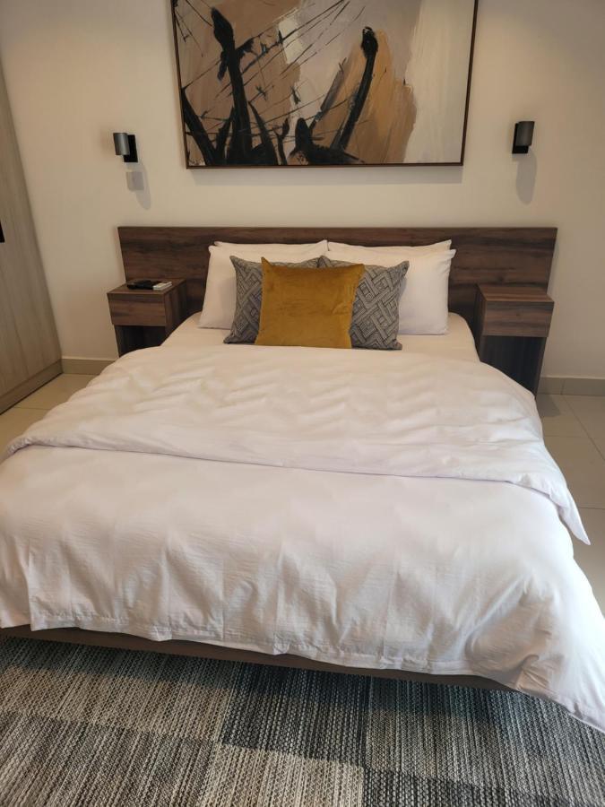 Rt Properties @ The Lennox Airport Residential Акра Екстериор снимка